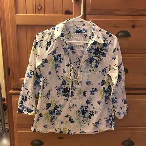 Gilly Hicks 3/4 sleeve flowered shirt. M medium